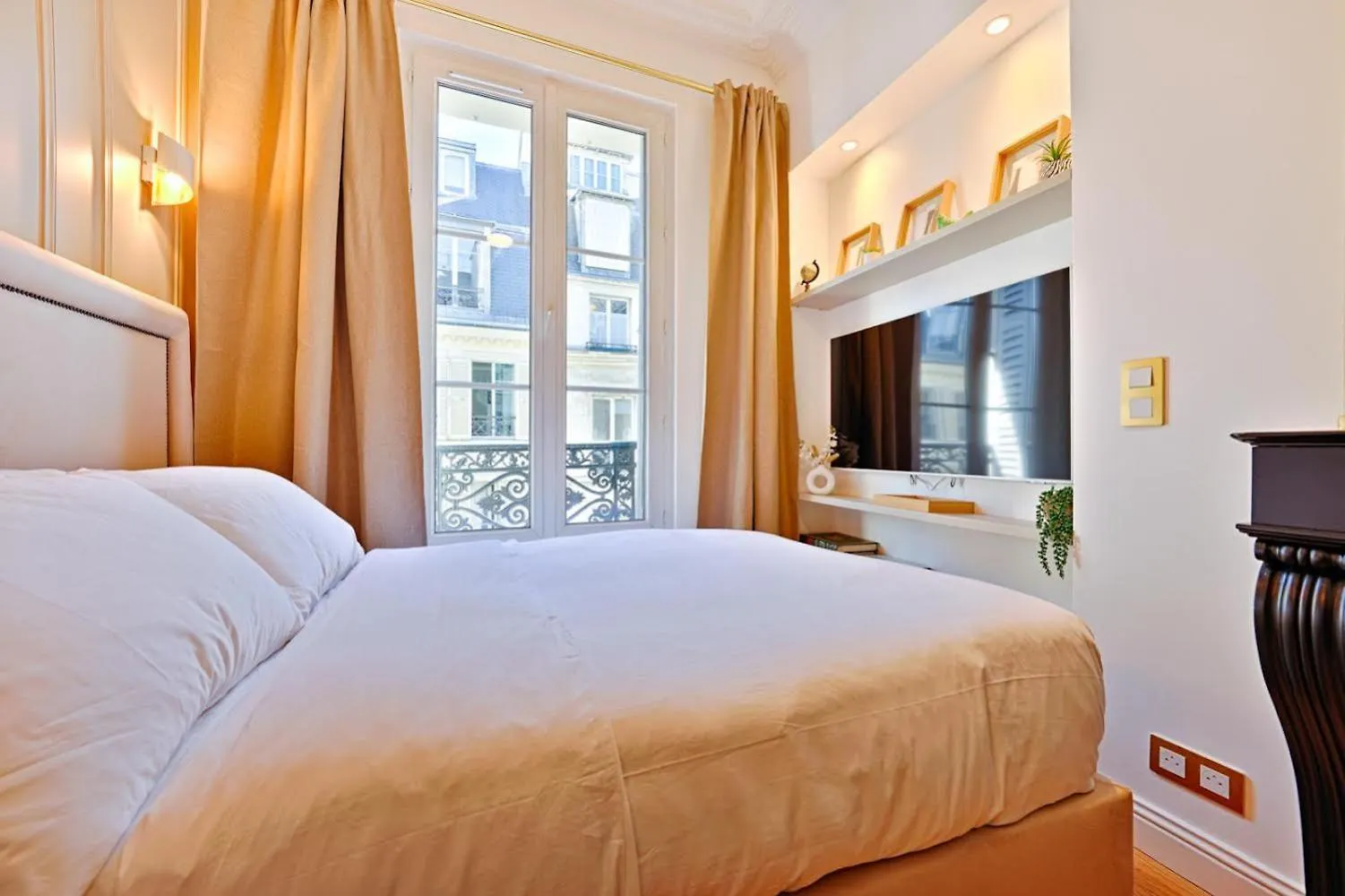 Emerald Apartment Paris